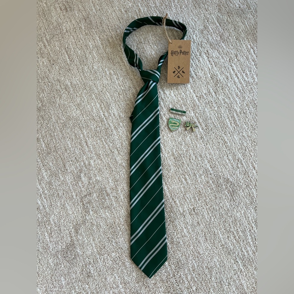 BNWT Harry Potter Slytherin Tie & Magnets